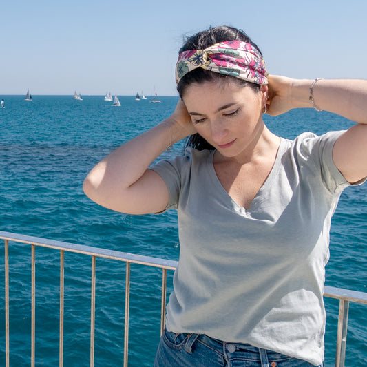 Diadema turbante para mujer con estampado de flores coloridas.