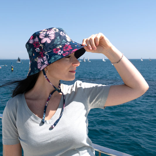 Gorro playa mujer con estampado artístico estilo bucket hat.